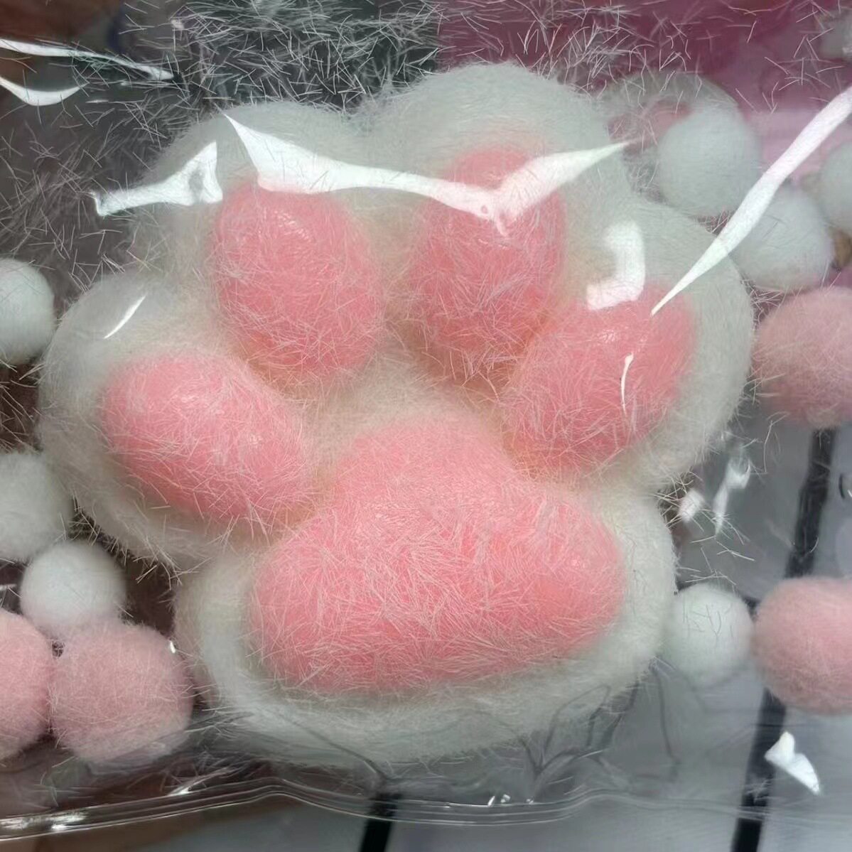 白い猫のぬいぐるみの足[大きくて太くなった]