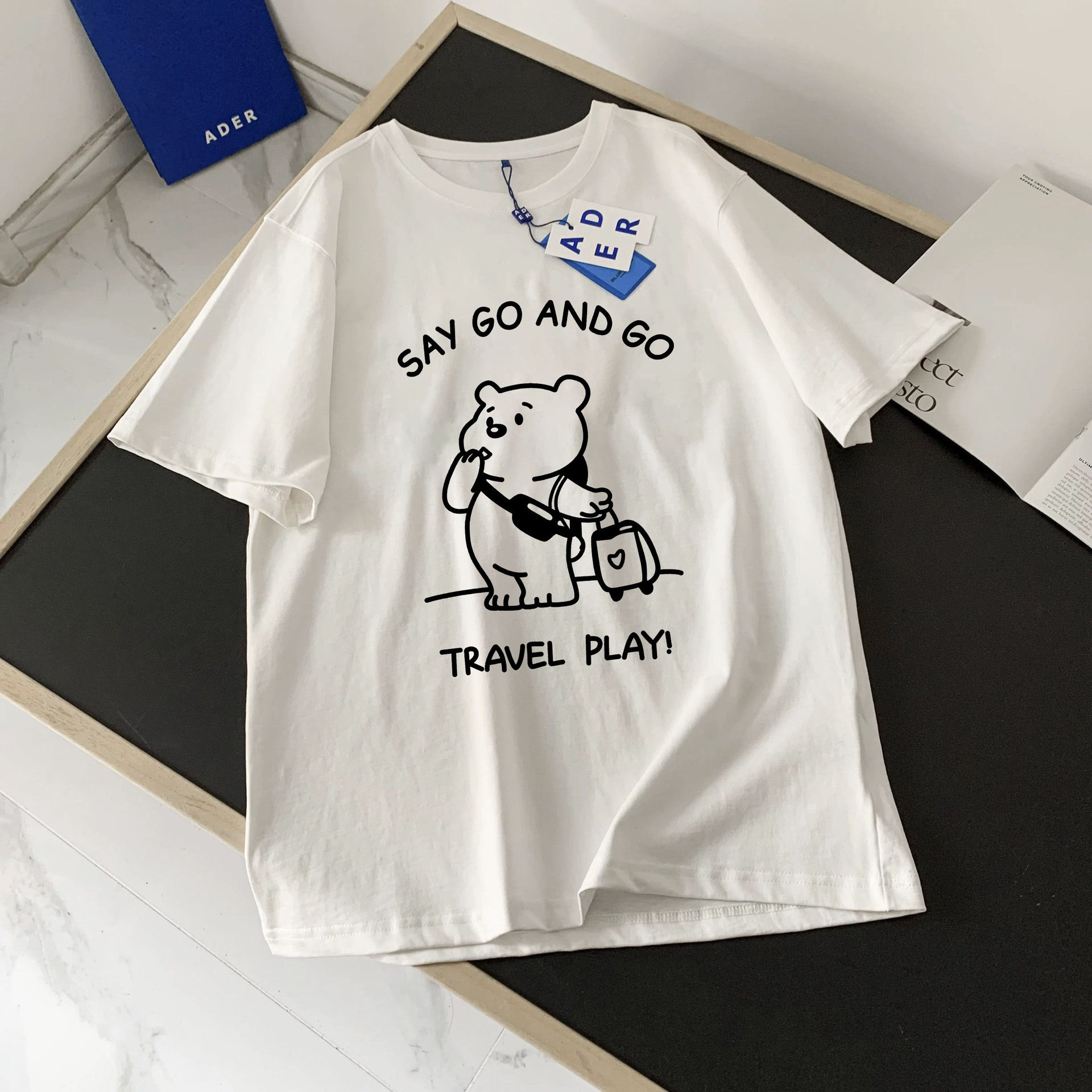 白いスーツケースのクマ