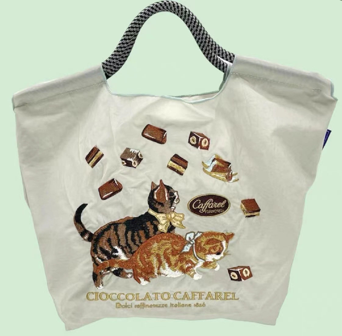 ライトグレーのチョコレート猫