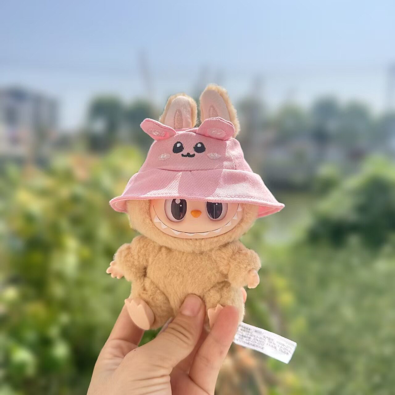 ピンクのウサギの帽子