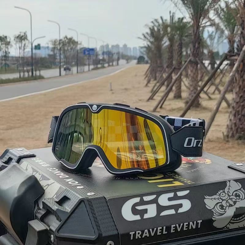 黒フレーム【ゴールドミラー】白チェック柄ベルト