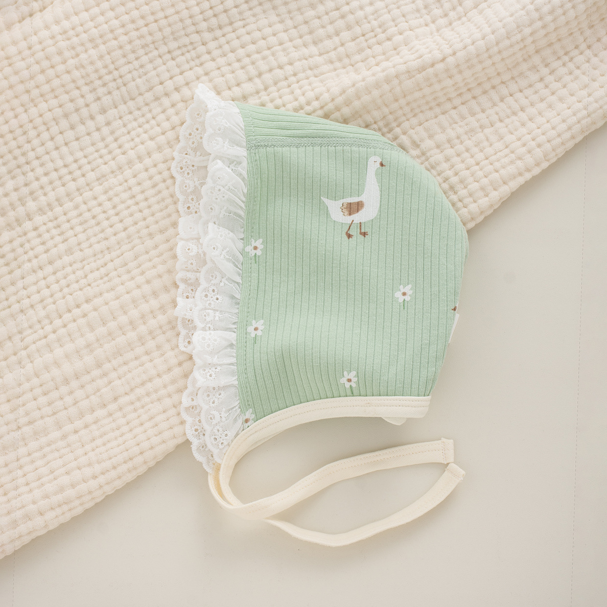 緑と白のガチョウの帽子 1 個