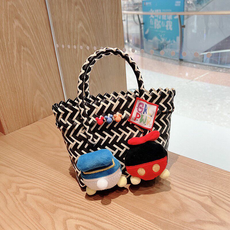 ぬいぐるみ付きブラック編み込みバッグ