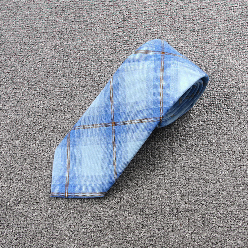 カラフルな青と白のチェック柄のネクタイ
