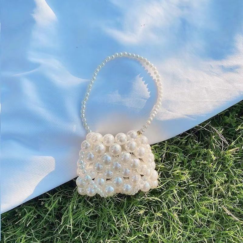 完成した白いハンドバッグ