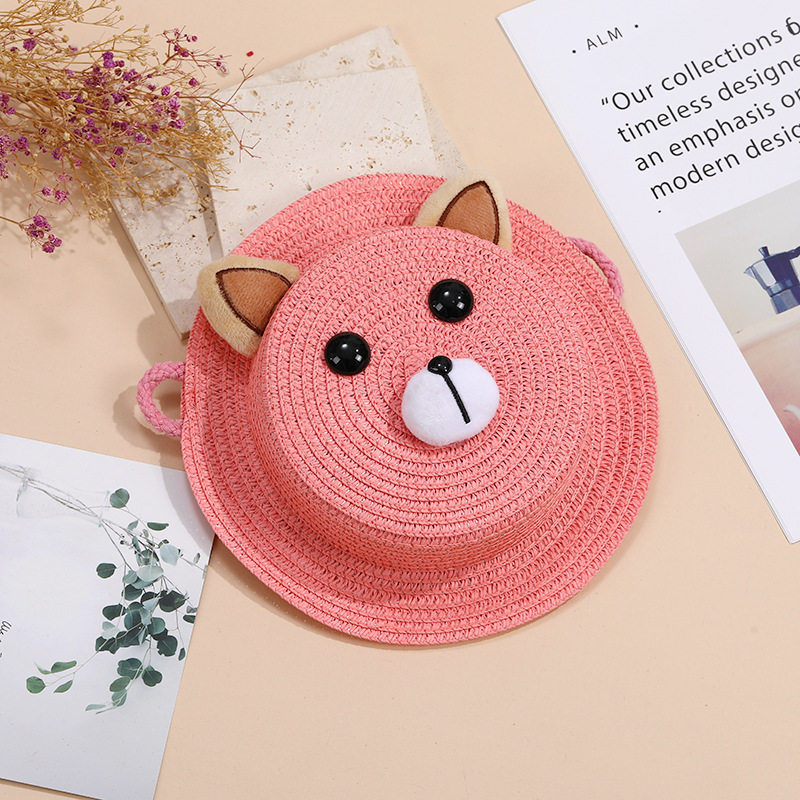 濃いピンクの子犬の耳、目、口