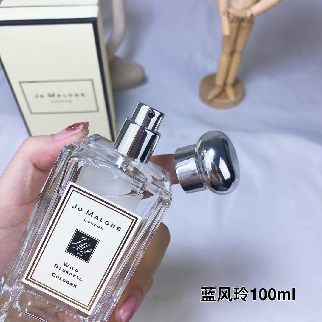 白いボトル青い風鈴