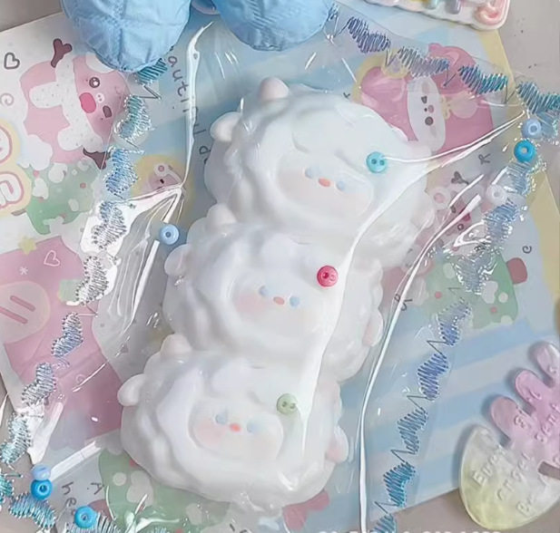 3 つの連続した小さな羊