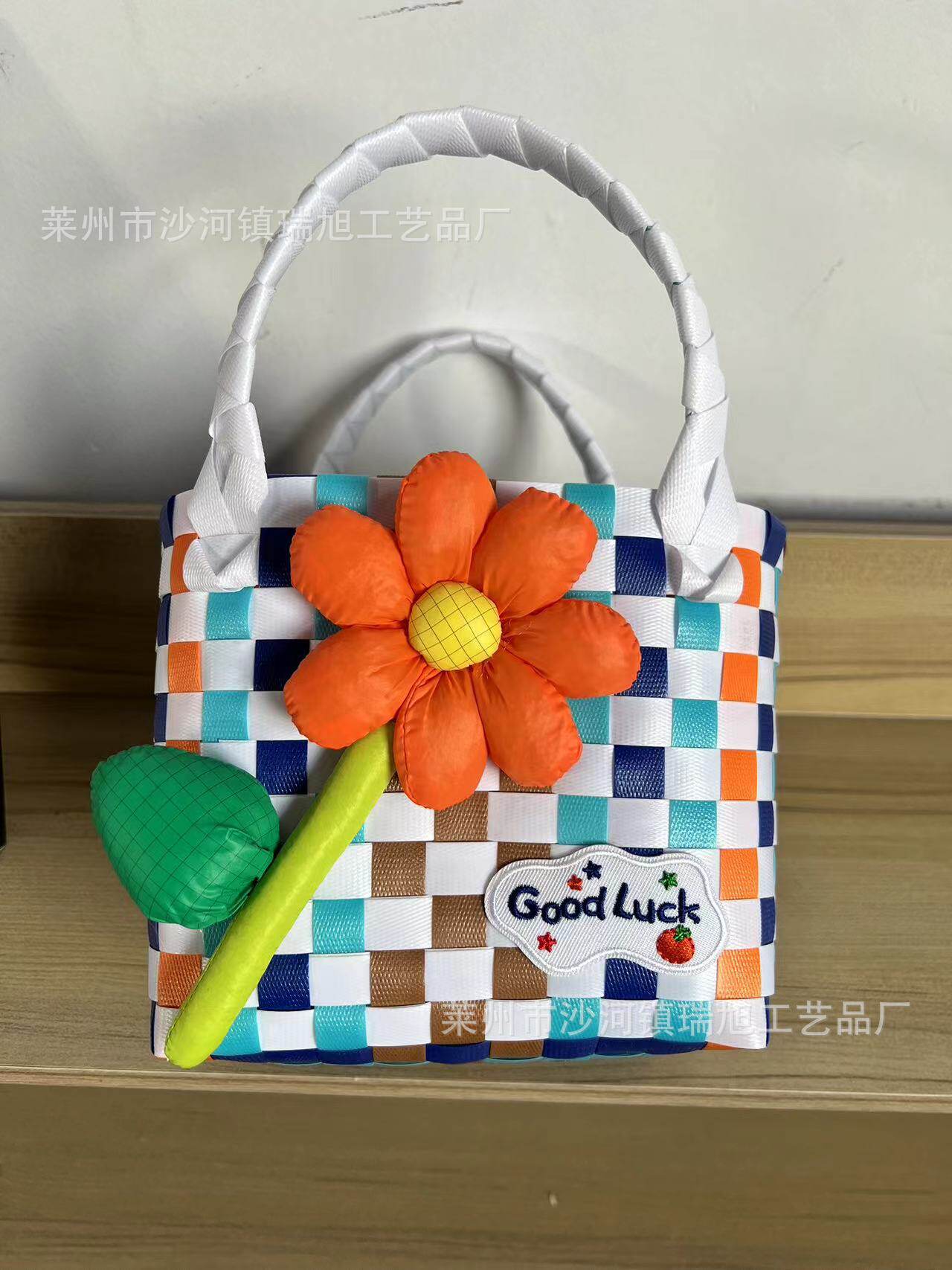 オレンジ色の花