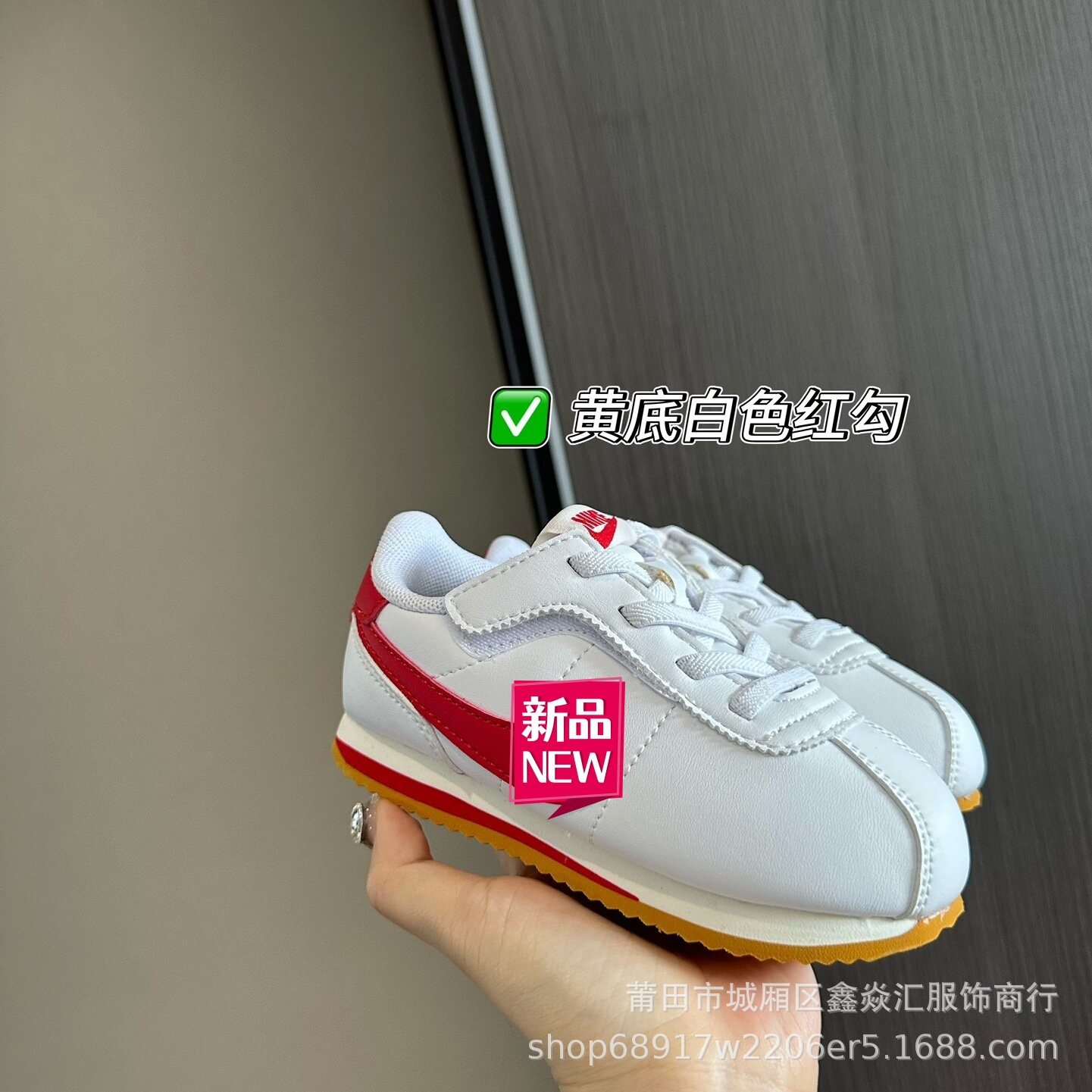 黄色の背景に白と赤のフック