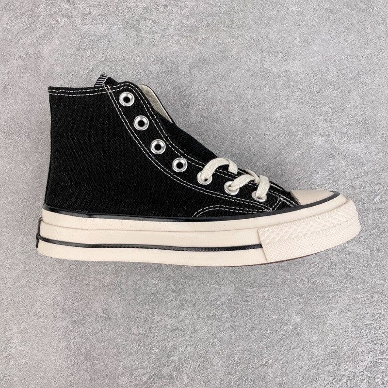 ブラックのハイトップ (ワンサイズ大きめ)