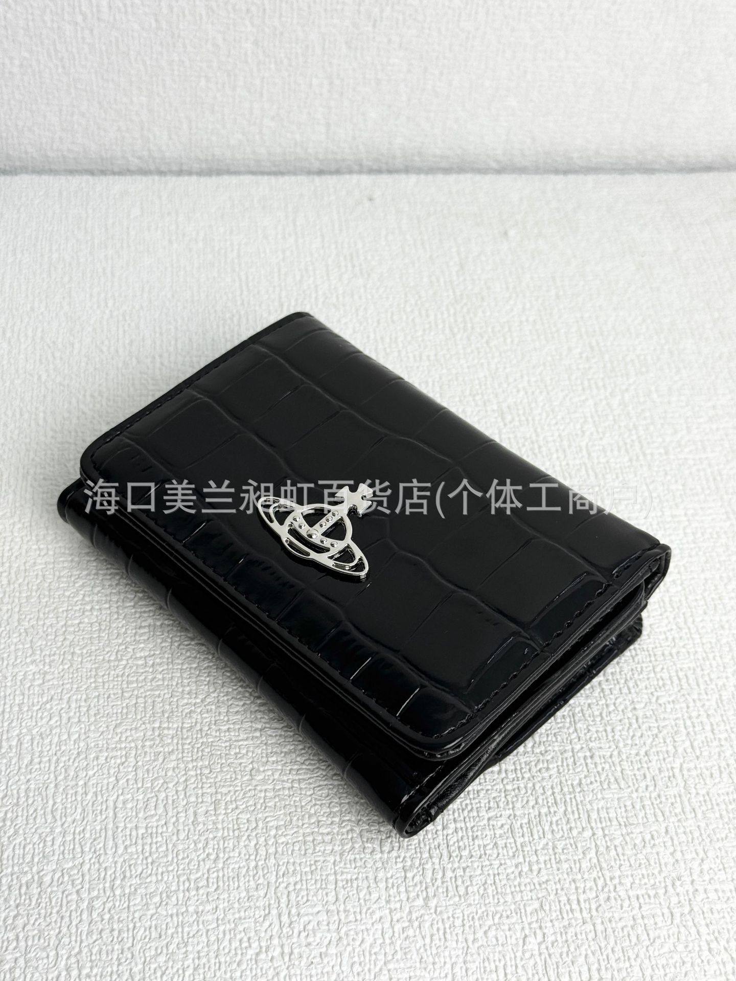 ブラックのクロコダイル柄財布