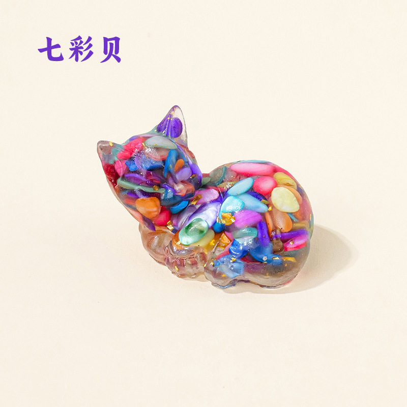 横たわる猫-カラフルな貝殻