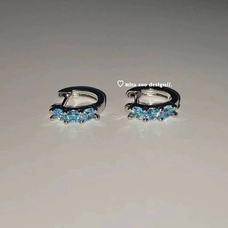 ストレート ピン ライト ブルー スリー ダイヤモンド イヤリング