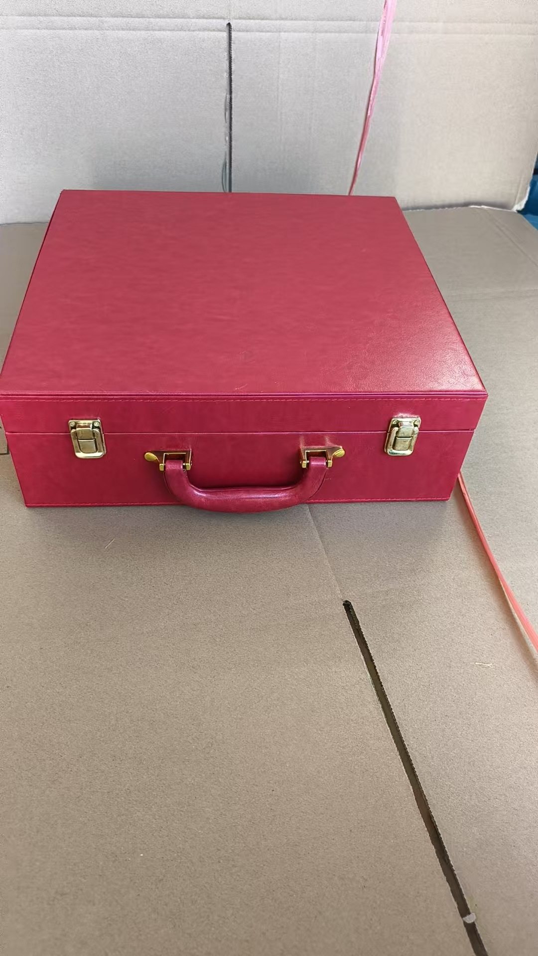 独立した赤い革のスーツケース、馬は付属しません。透明。