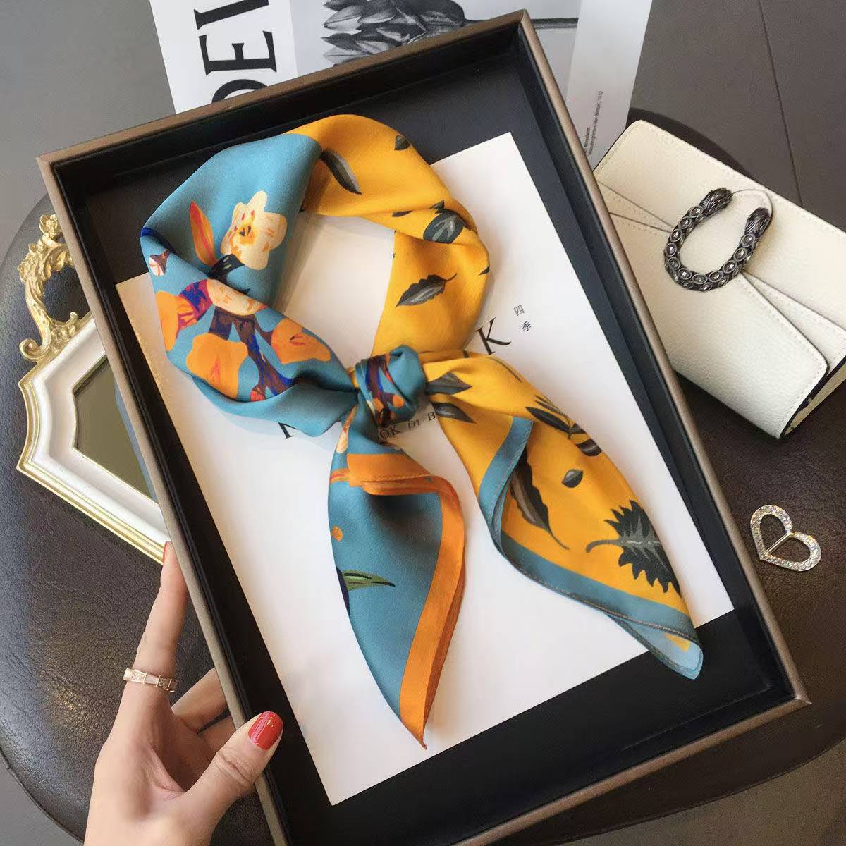 黄緑色の花の木