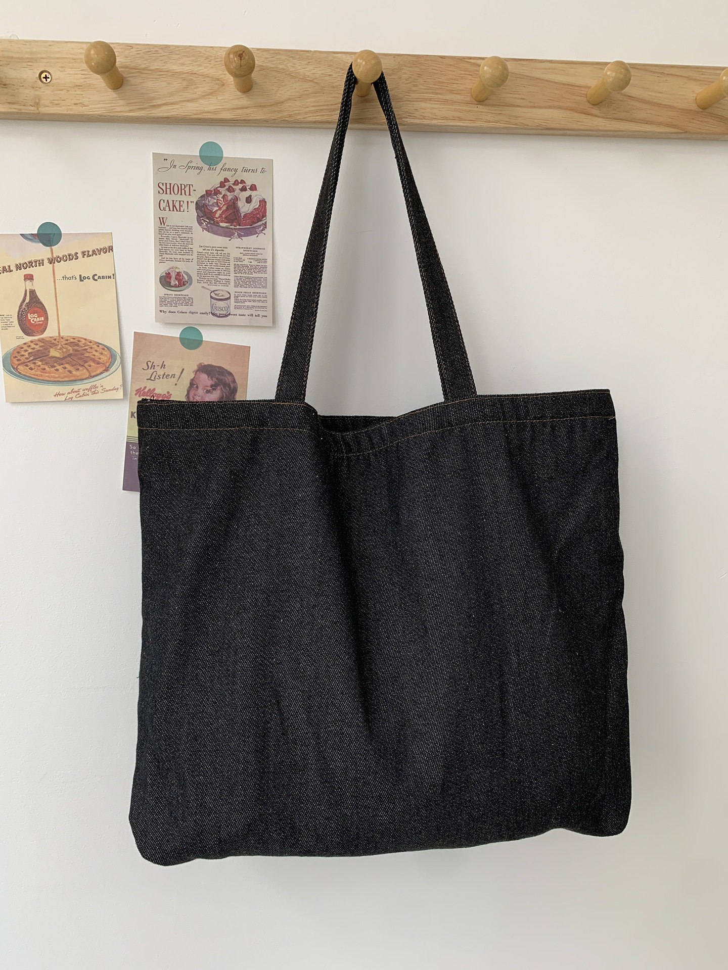 チェック柄の裏地が付いた大きなブラックデニムバッグ