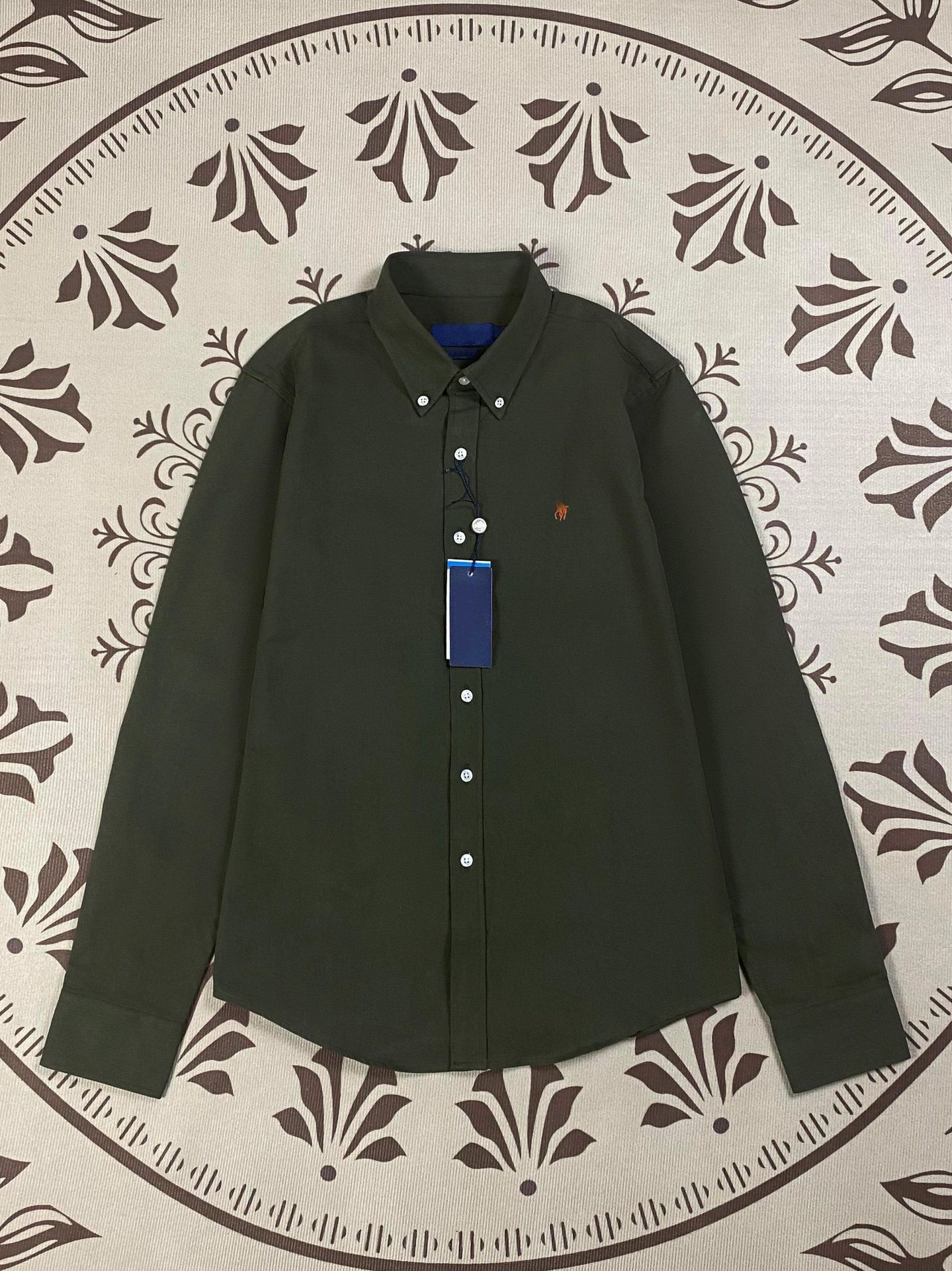 オリーブグリーン