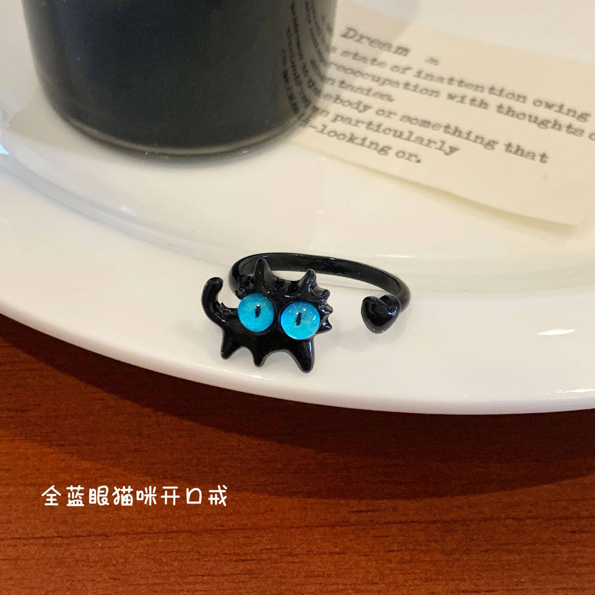 真っ青い目の猫