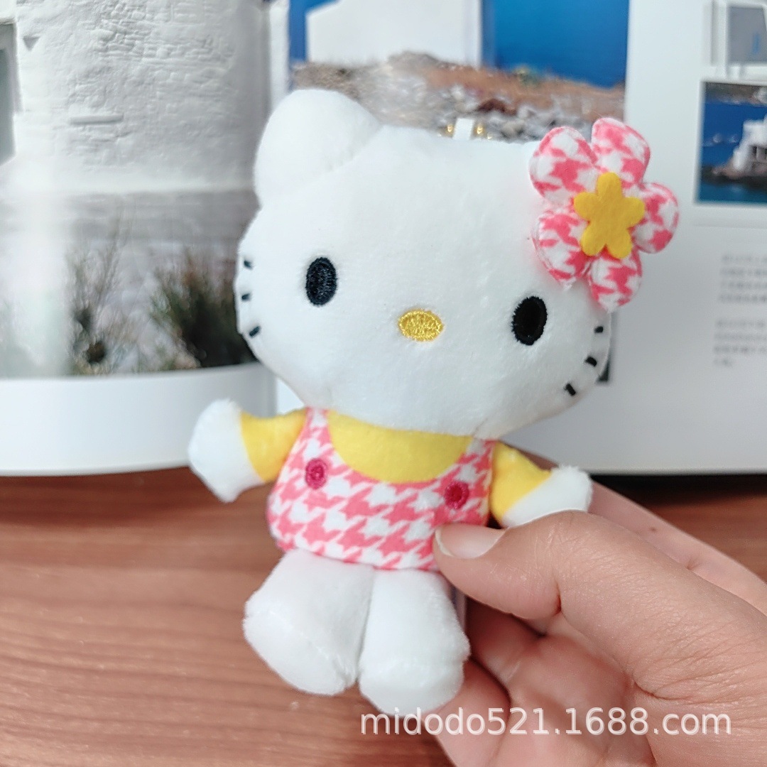 黄色のヒョウ柄オーバーオールを着た猫
