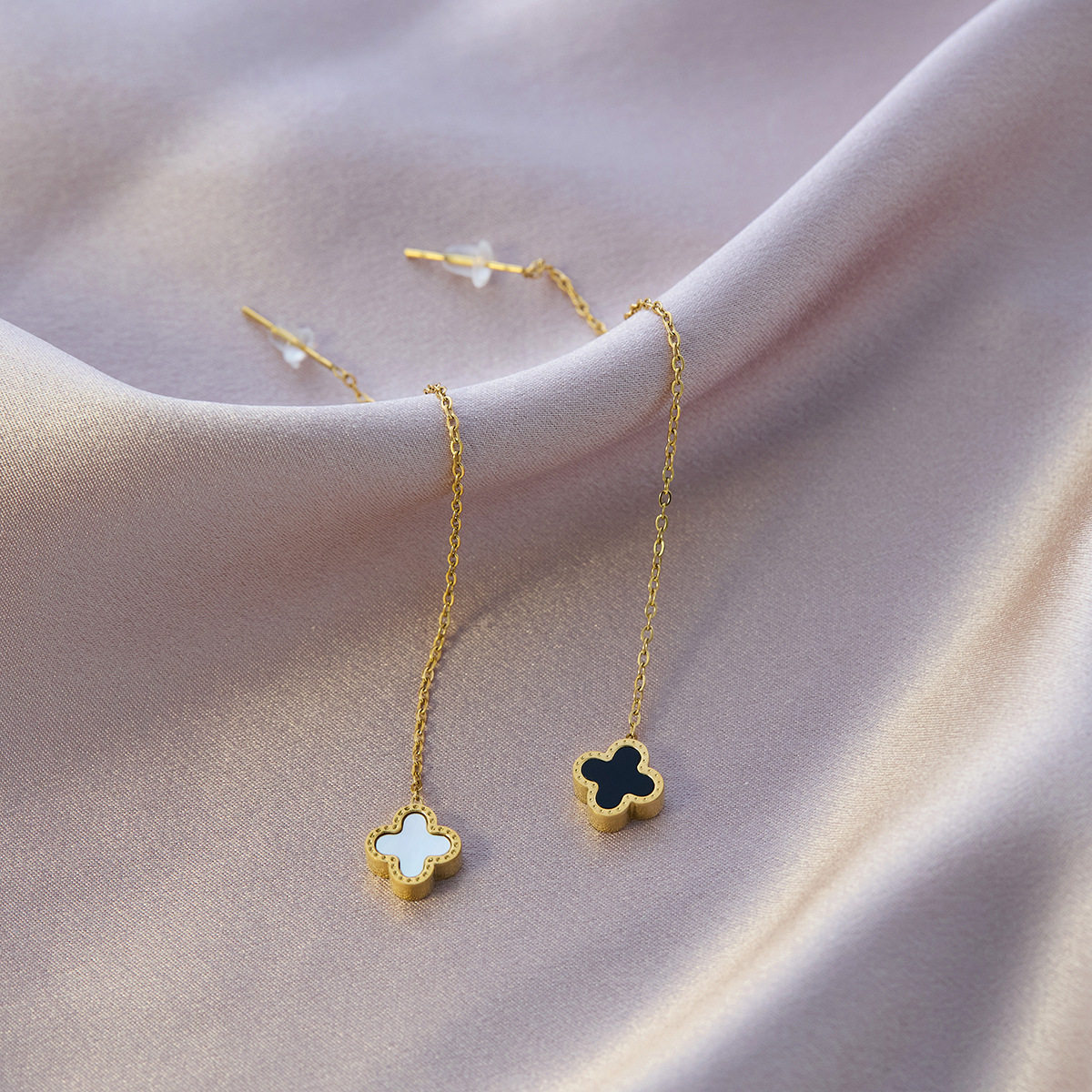 黒と白の両面四つ葉のクローバー スタッド ピアス ゴールド