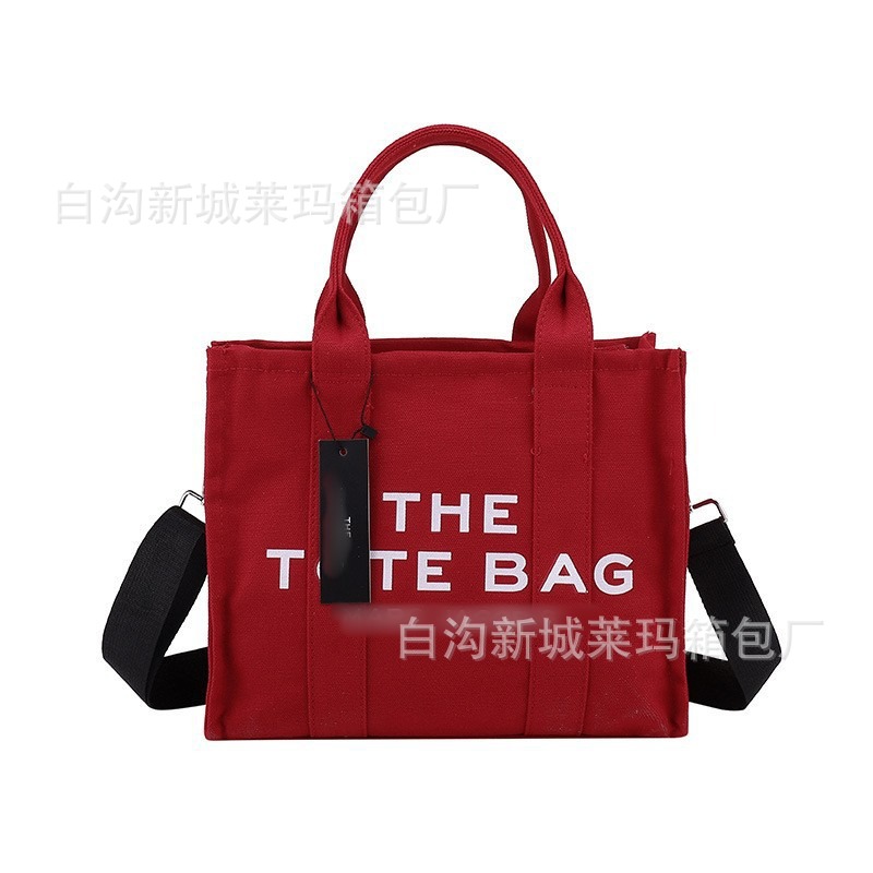 大きめのワインレッド