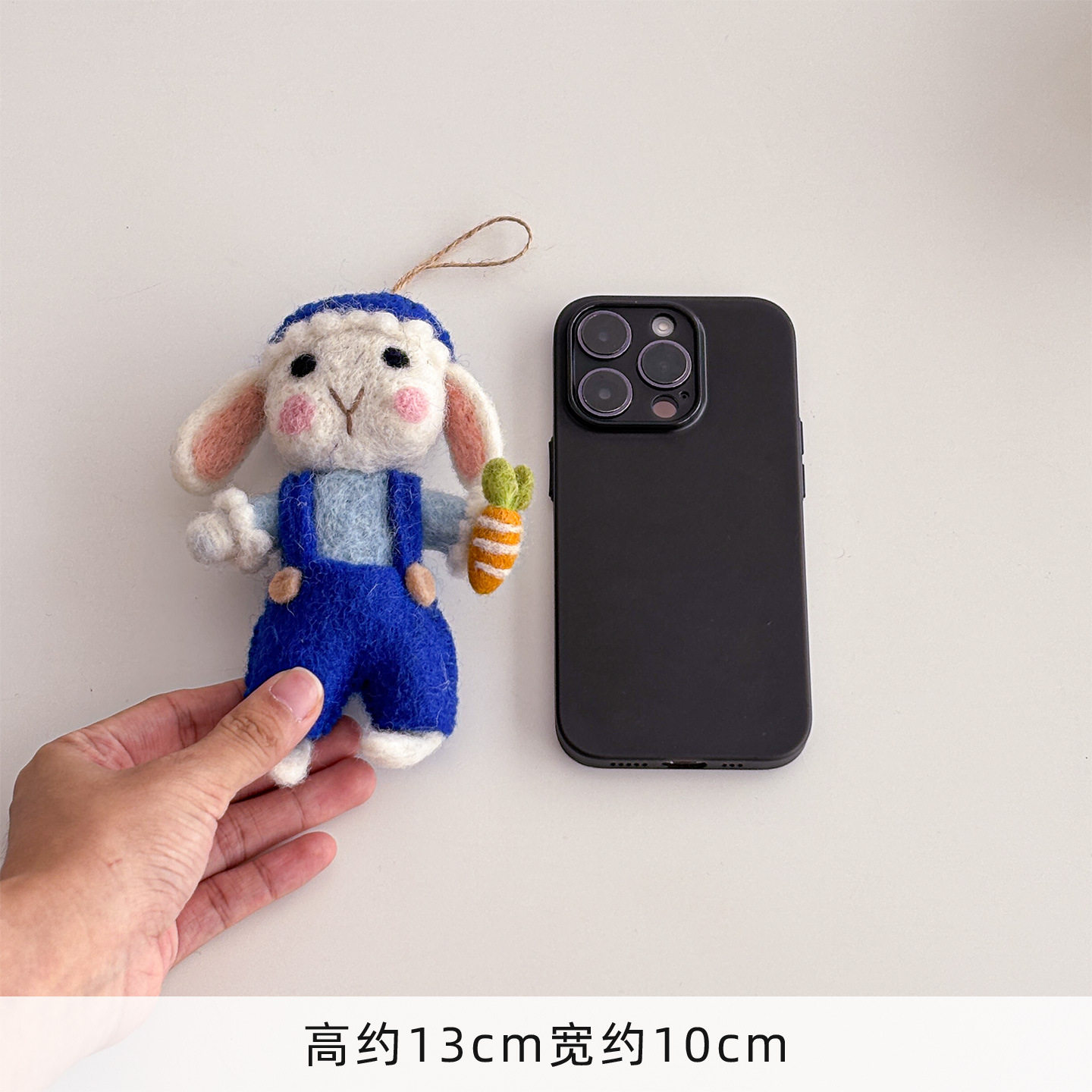 青い服を着た白いウサギ
