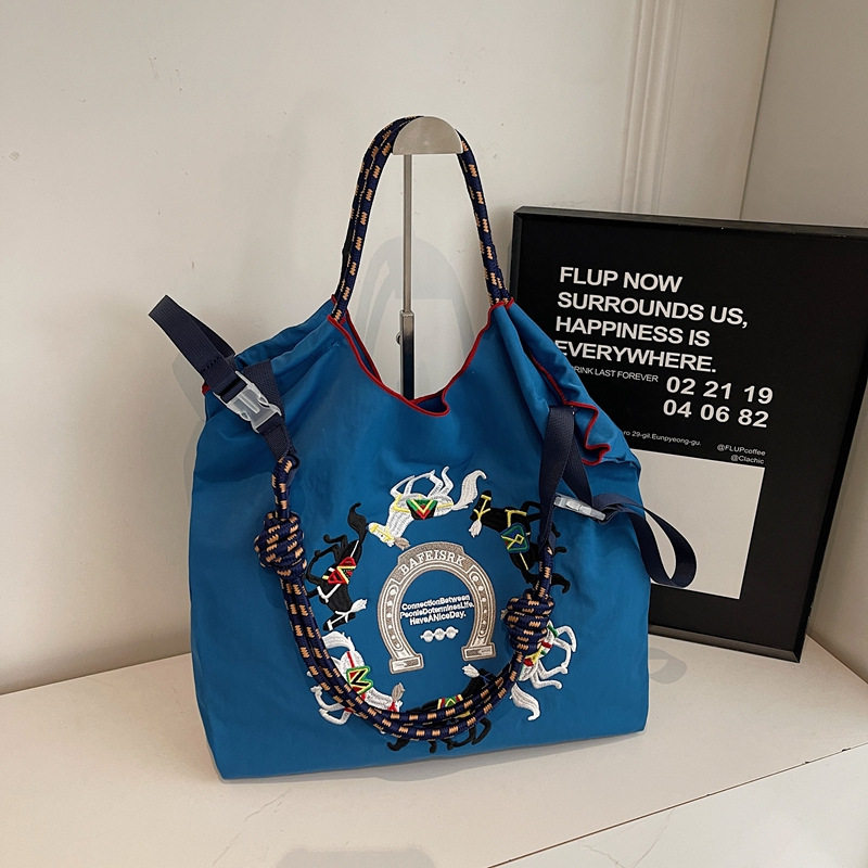 ダークブルーのポニー