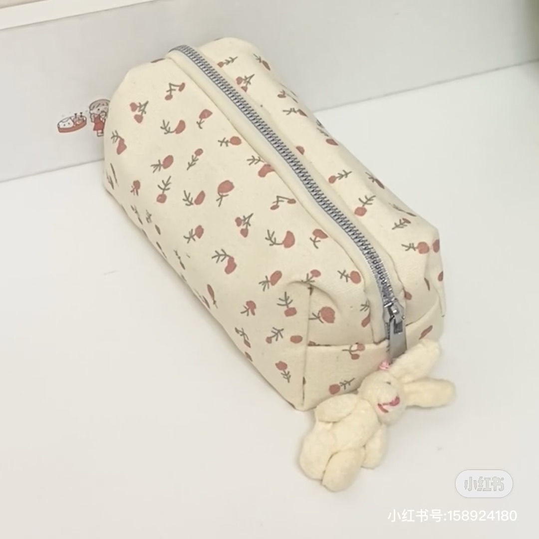 ウサギのぬいぐるみのペンダント