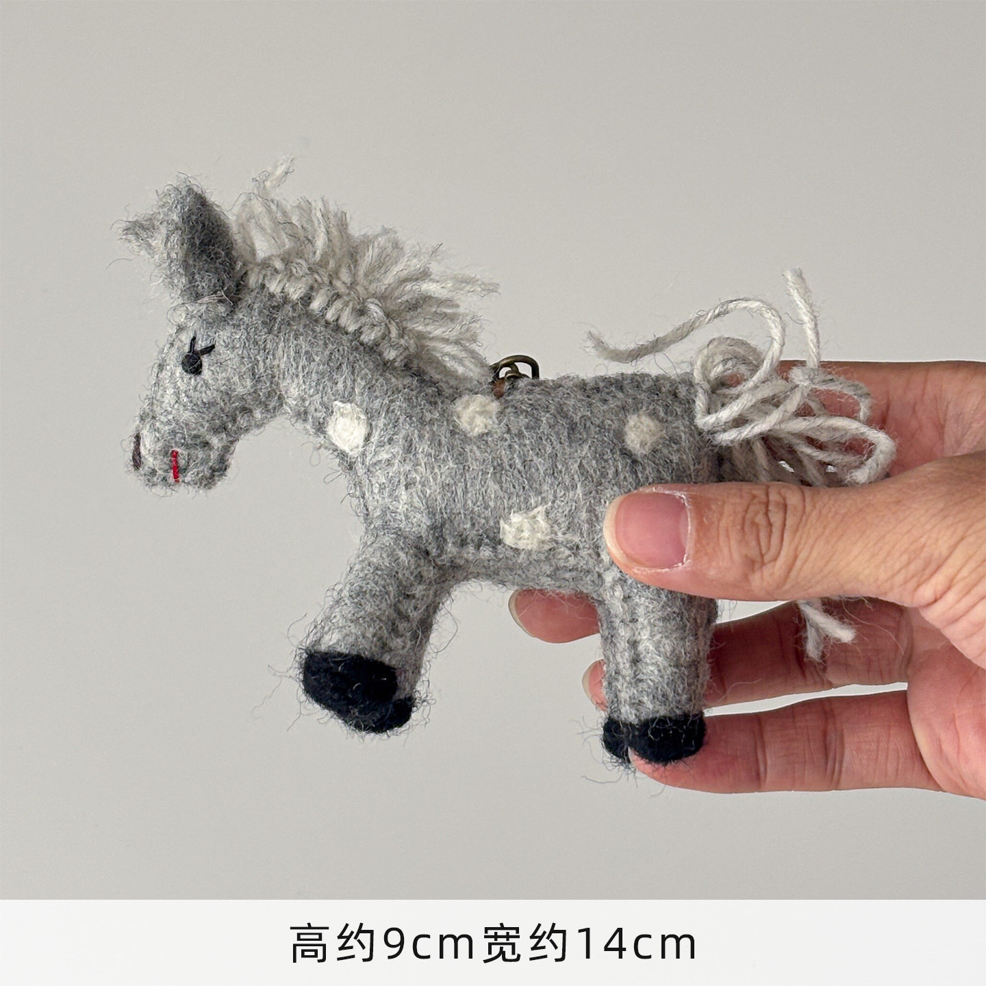 灰色の斑点のある馬