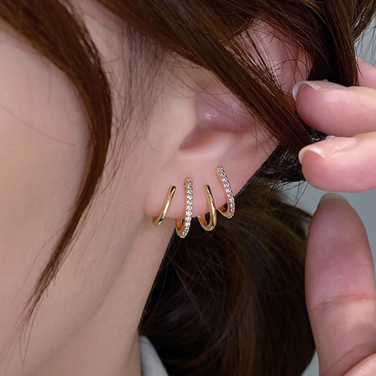 13 ダイヤモンド フォー グラブ スタッド ピアス - ゴールド