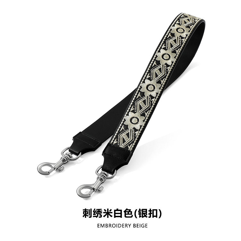 A-19刺繍黒の角型花銀ボタン