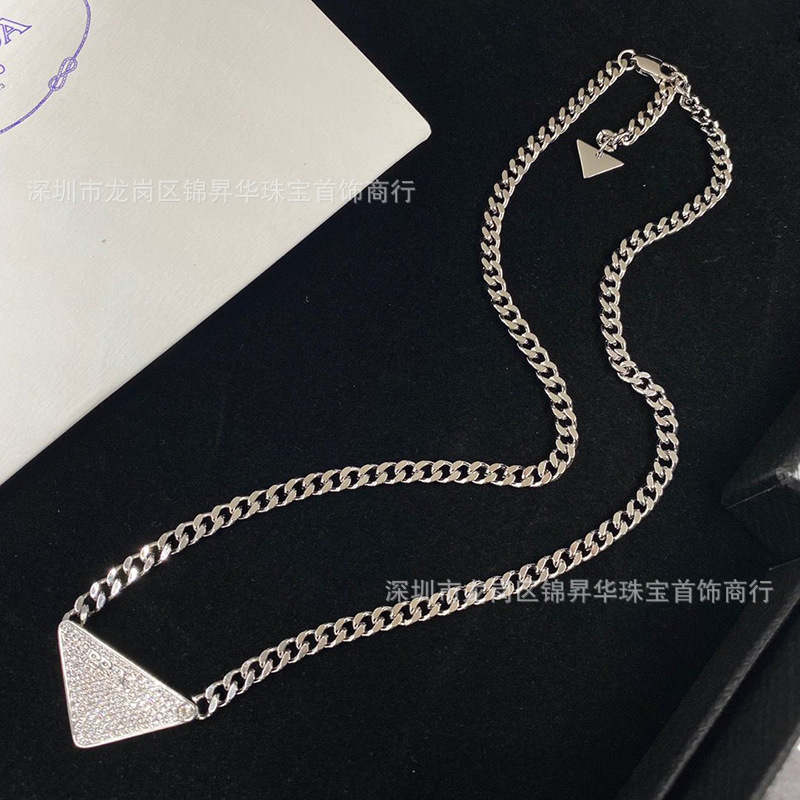 ドリルいっぱいの三角形の白い金色のネックレス