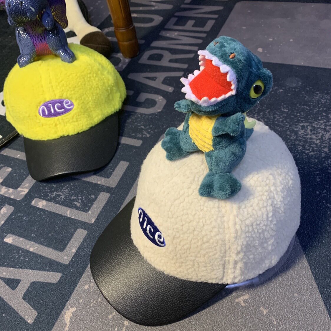 白い帽子の緑の恐竜