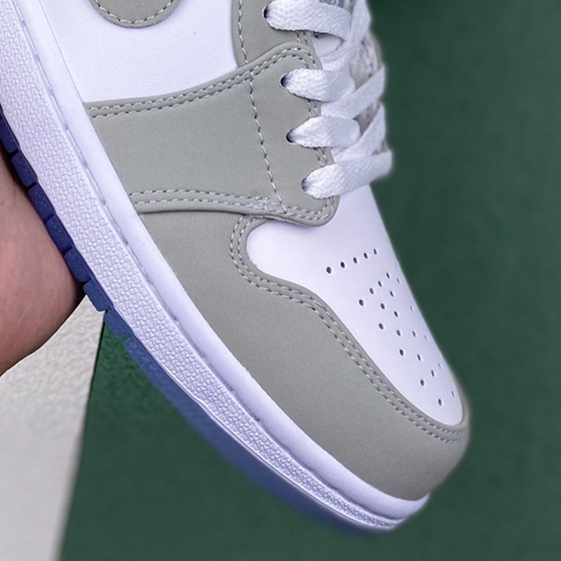 AJ1 ロートップ グレーと白のスモール D