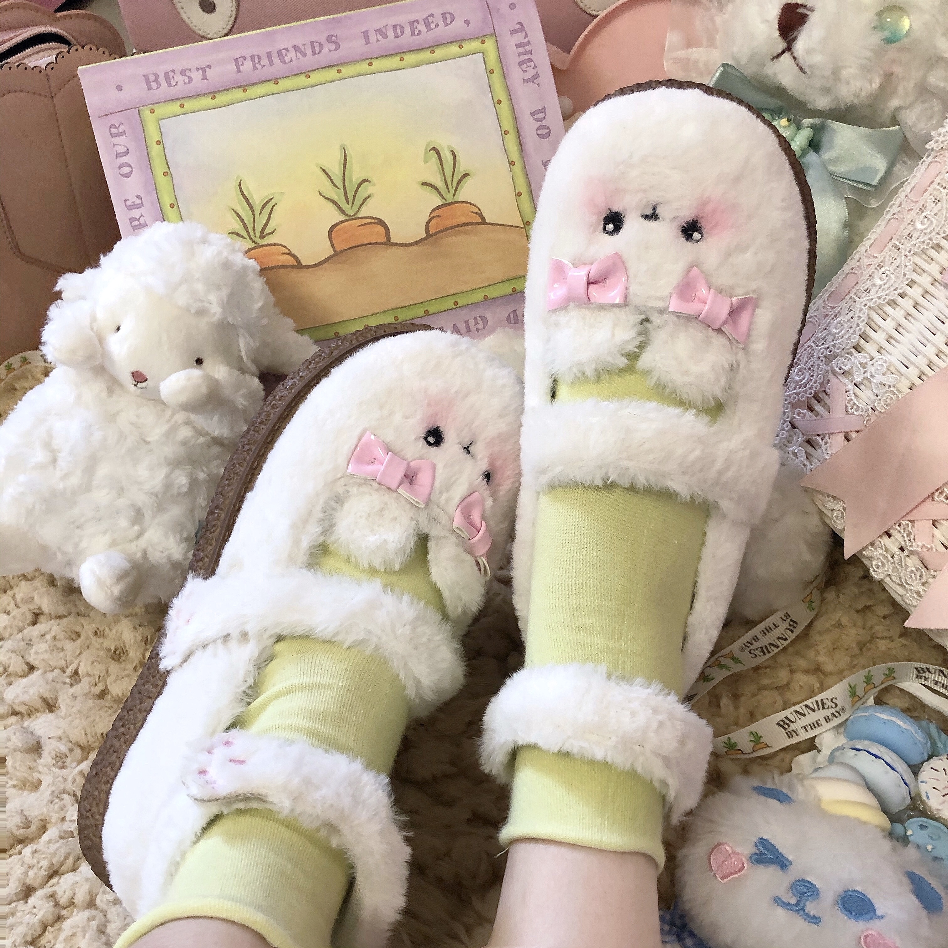 ウサギのぬいぐるみの白い毛皮の裏地