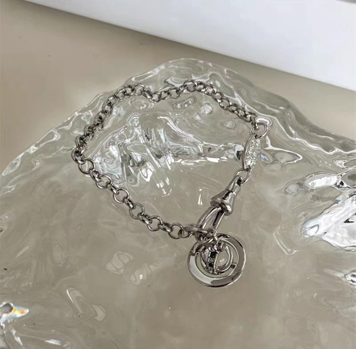 銀色の透明ビーズ