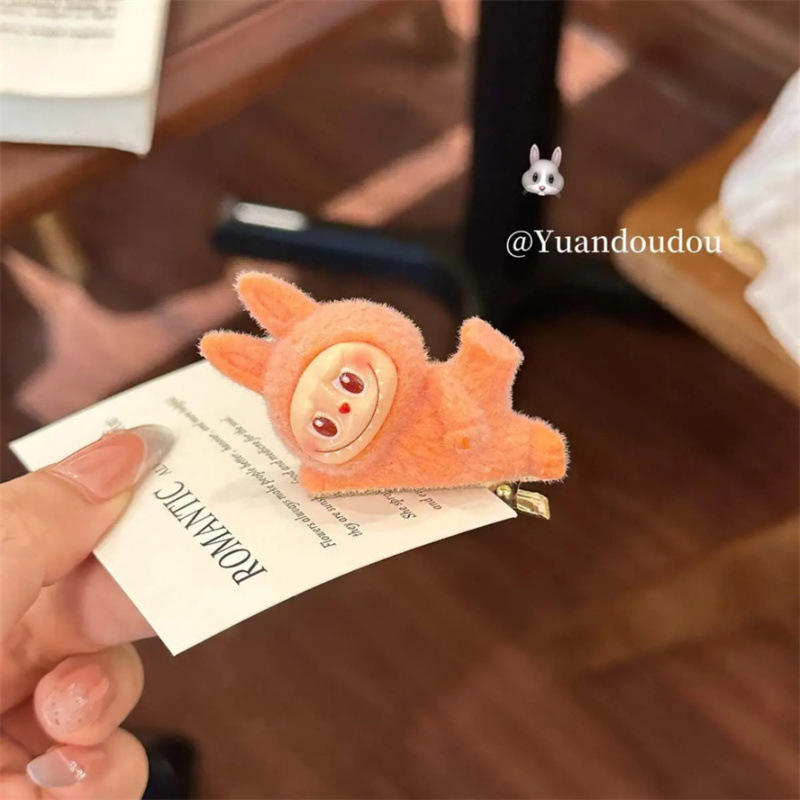 オレンジ色のヘアピン