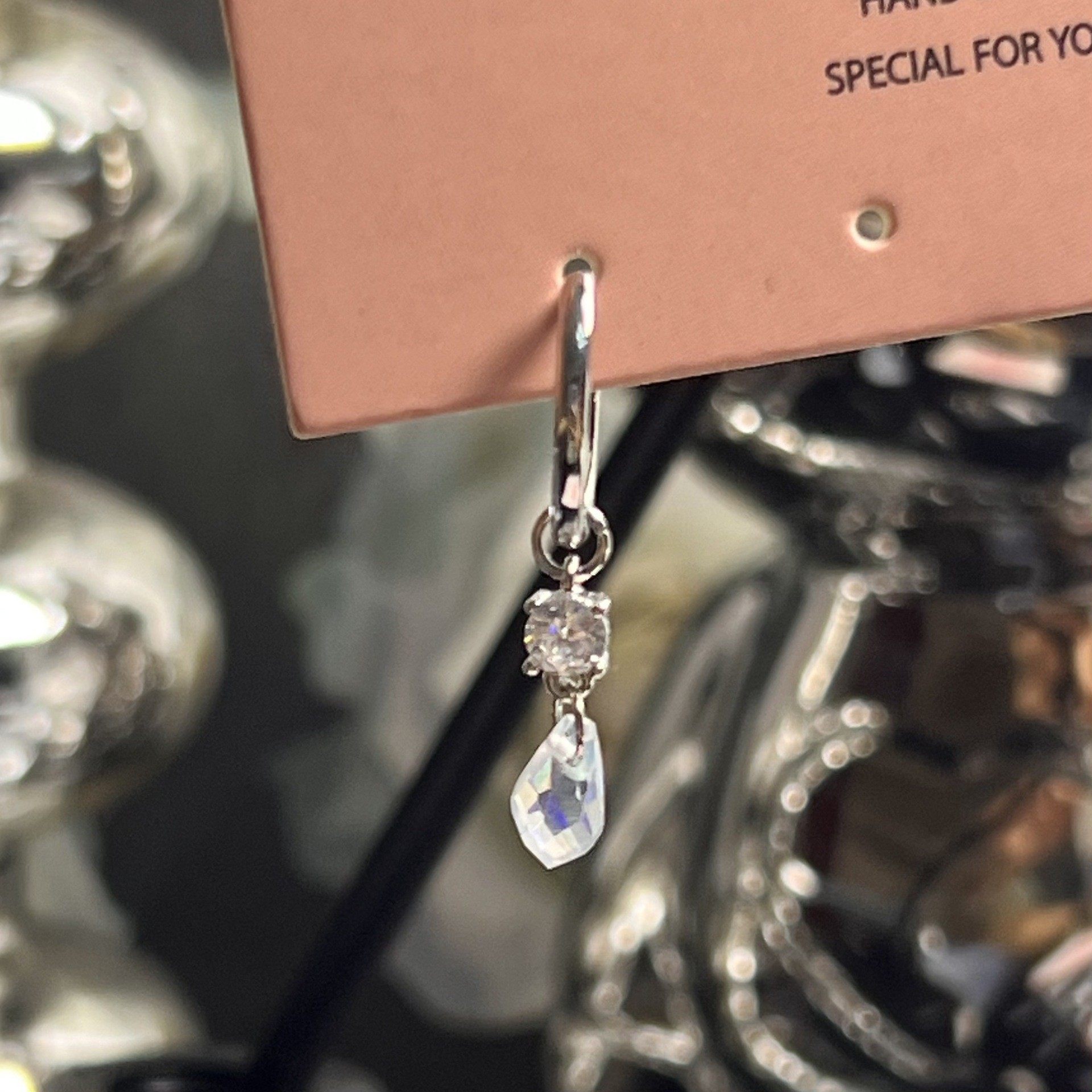 703 ホワイトウォータードロップピアス（シングル）