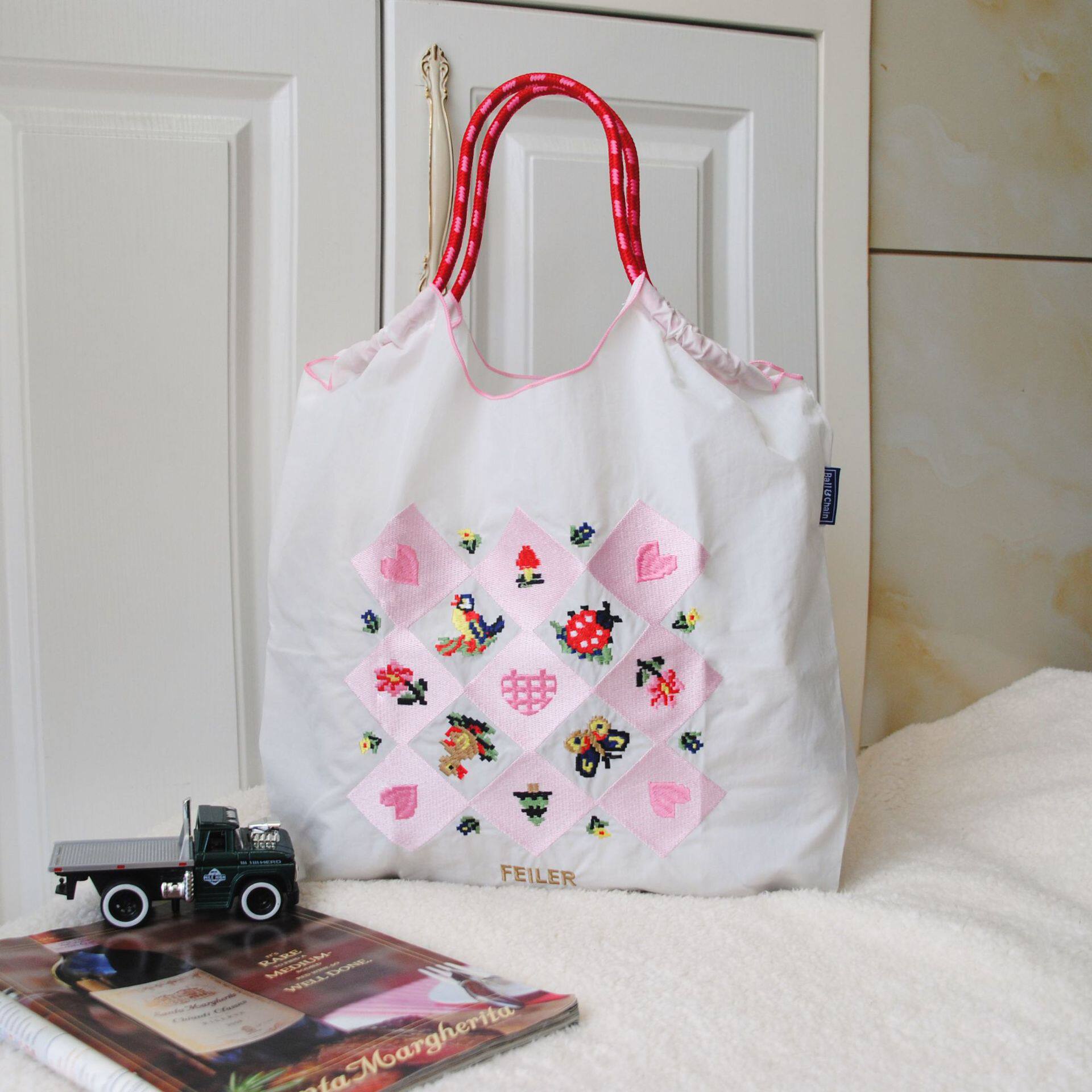 抽象的な9マスグリッド ホワイト（ショルダーストラップを除く）