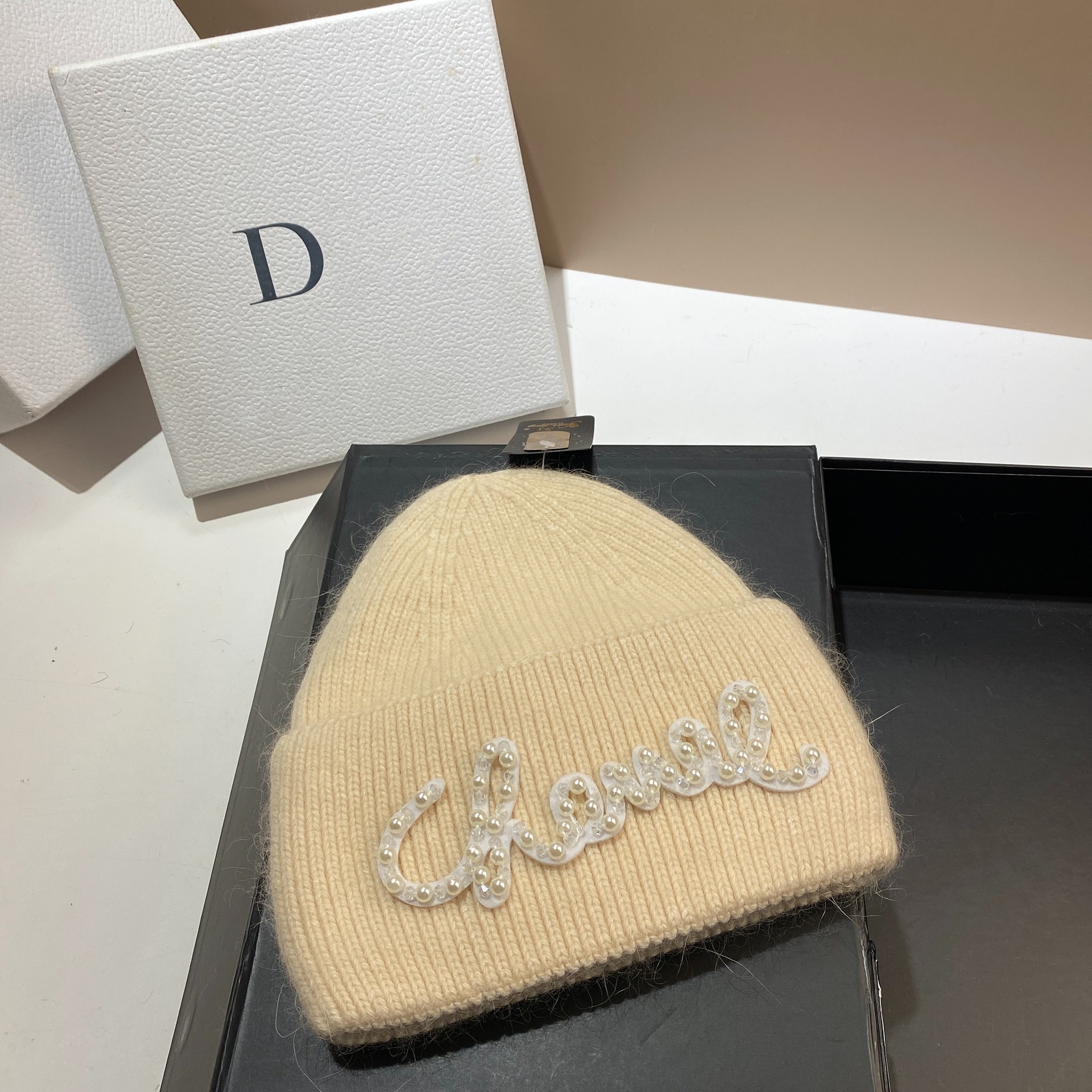 ベージュ + 白アルファベット