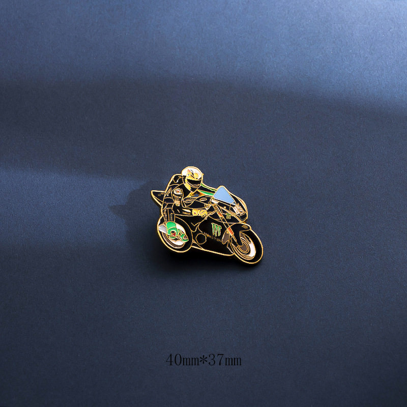 王一博はオートバイに乗ります。