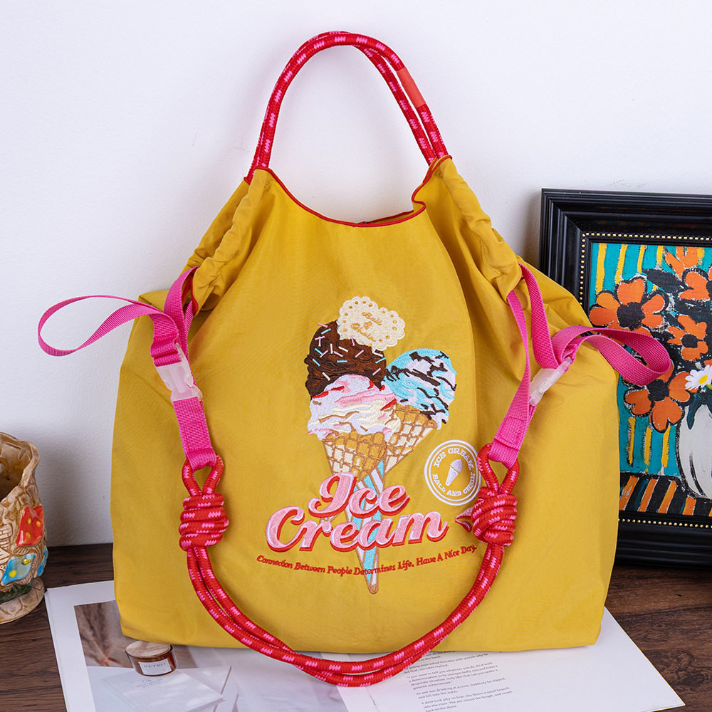 黄色のアイスクリームコーン（ストラップは付属しません）