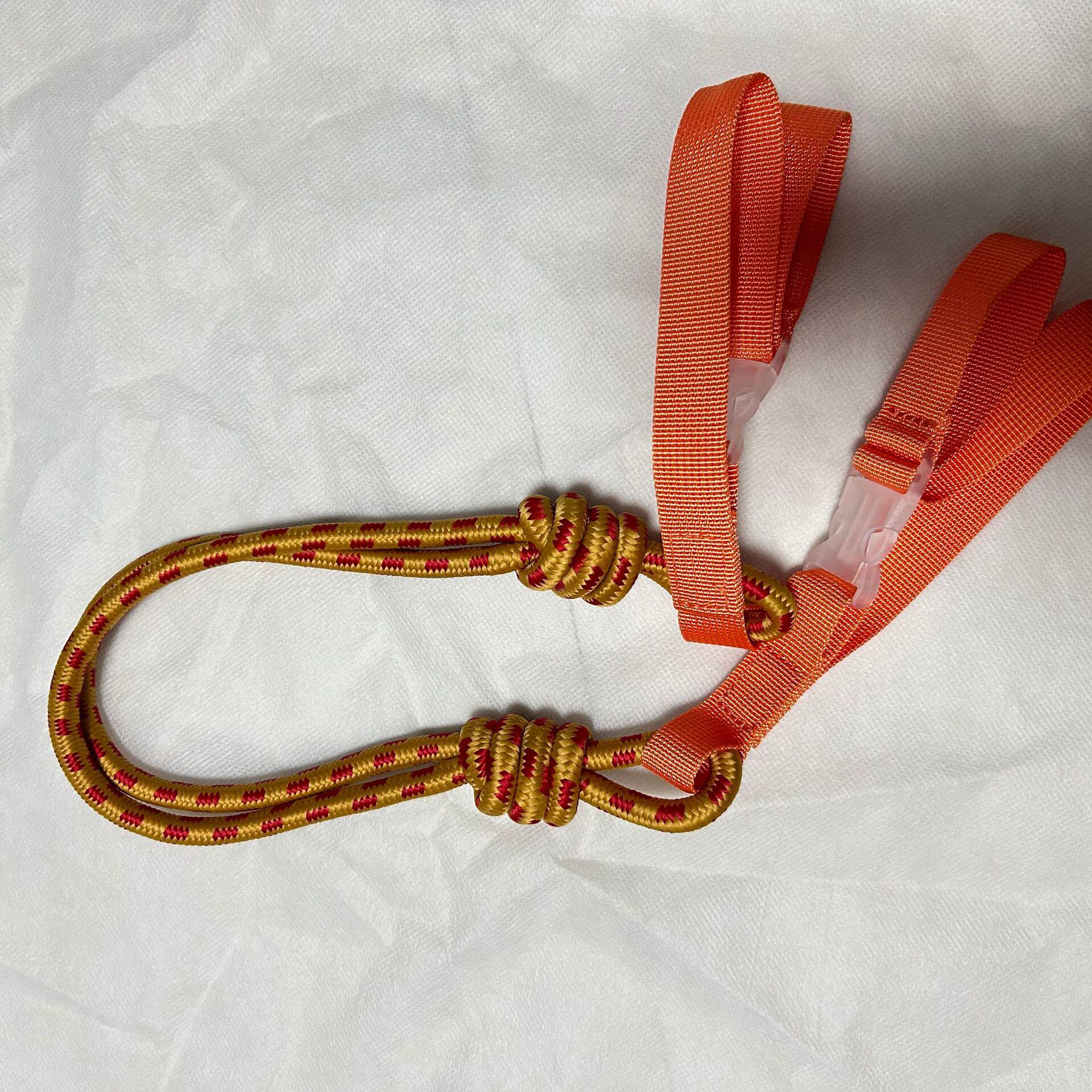 オレンジ色のショルダーストラップ