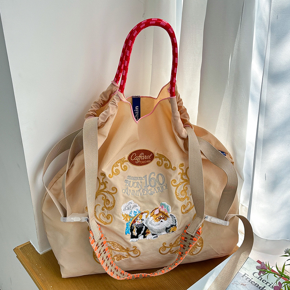 ベージュの貴族猫（ショルダーストラップを除く）