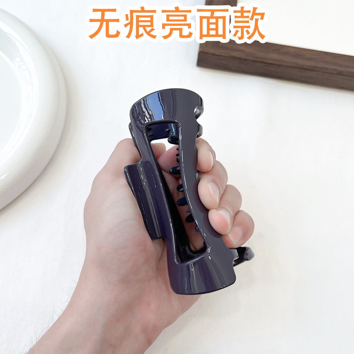 痕跡のない光沢のあるモデル - グレーの曲線