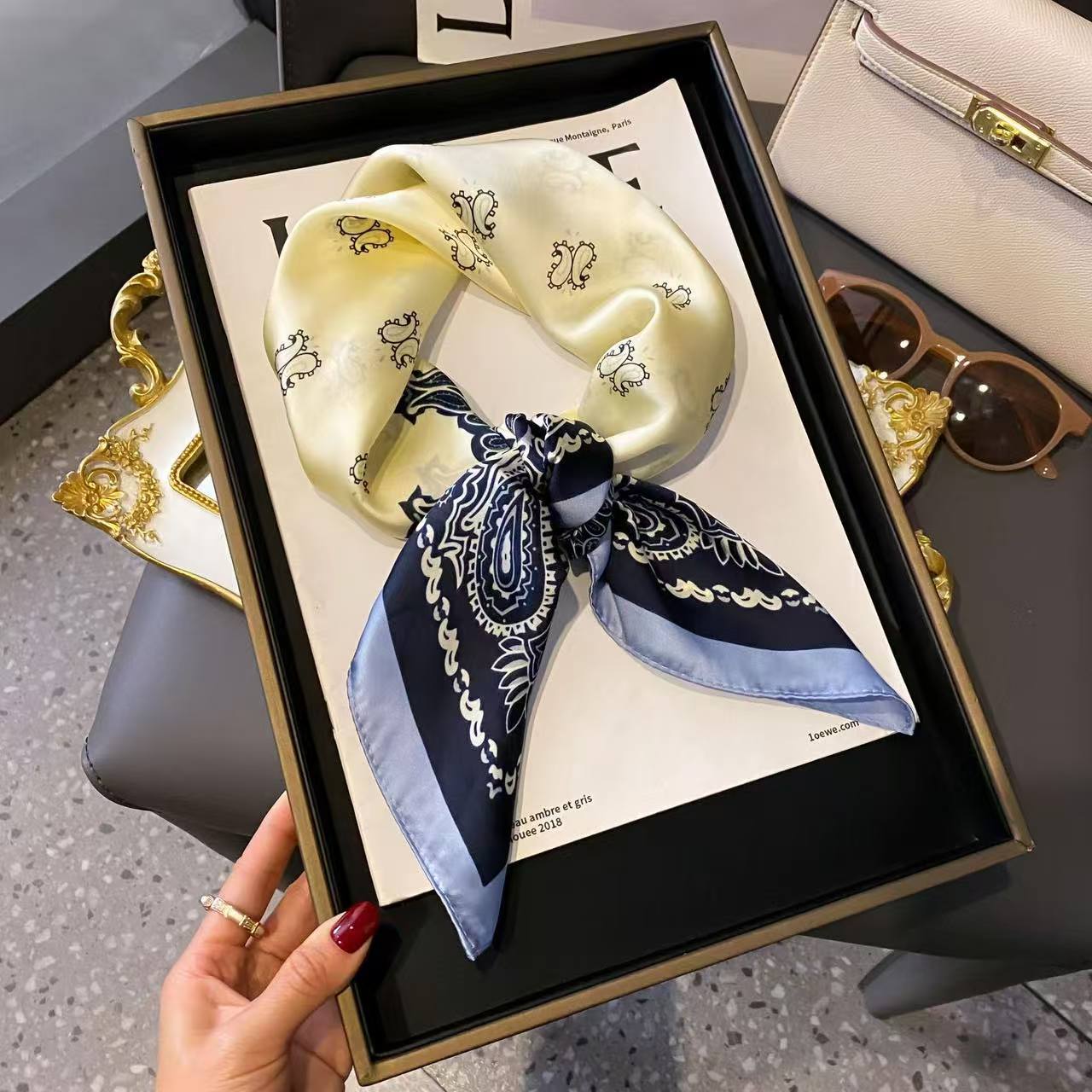 青いシンプルなカシューナッツ