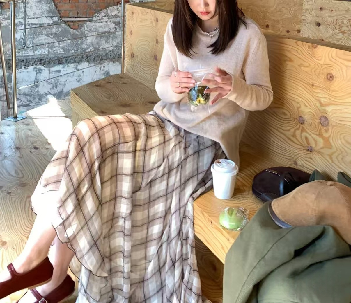 茶色のチェック柄のスカート