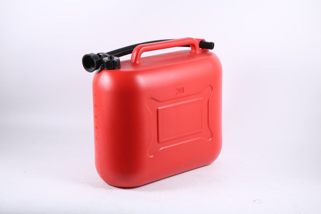 古いプラスチック製ドラム缶20リットル (外付け油管)