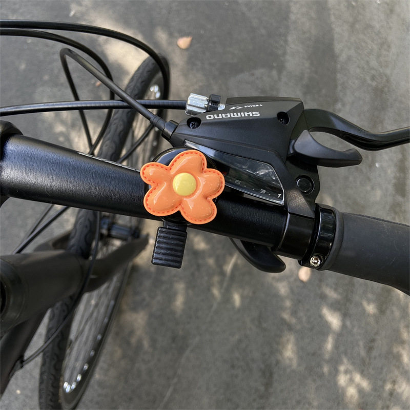 オレンジ色の小さな鈴